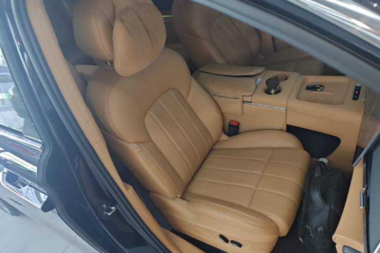 Used VOYAH Dream 2025 PHEV Four-Wheel Drive Prestige Kunpeng Edition Right Front Seat