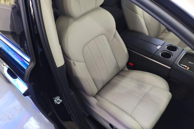 Used VOYAH Dream 2025 PHEV Four-Wheel Drive Prestige Kunpeng Edition Right Front Seat