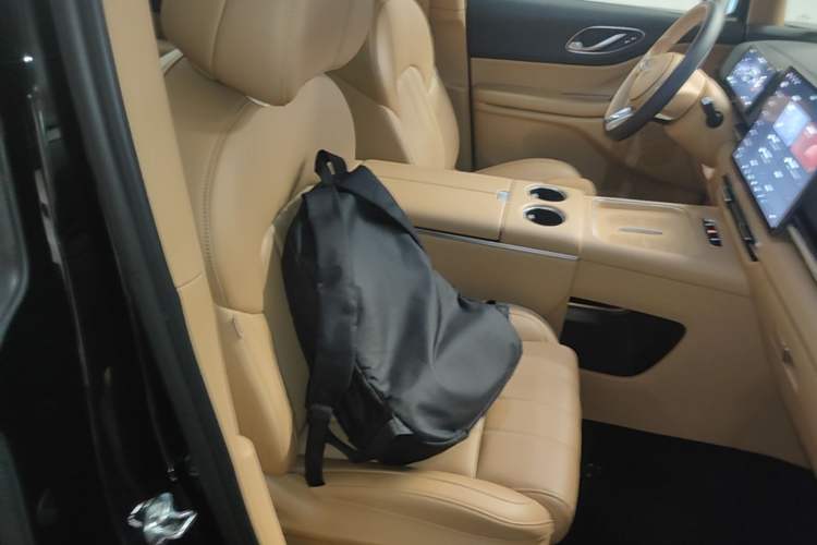 Used VOYAH Dream 2025 PHEV Four-Wheel Drive Excellence Qiankun Edition Right Front Seat