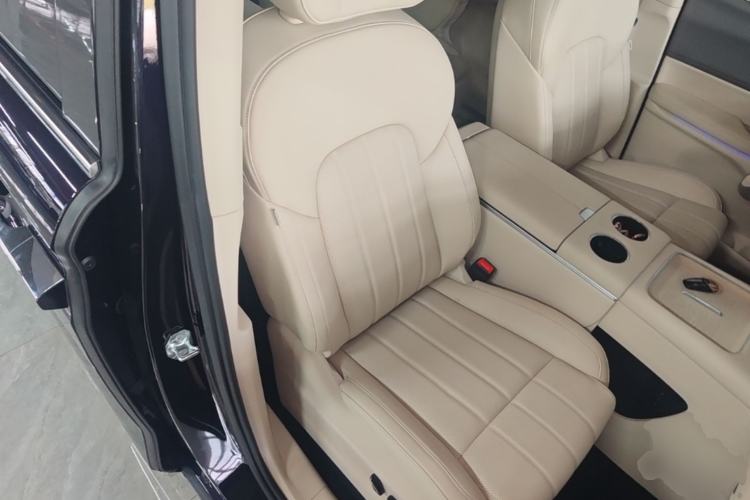 Used VOYAH Dream 2025 PHEV Four-Wheel Drive Prestige Kunpeng Edition Right Front Seat