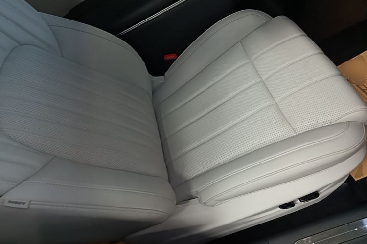 Used VOYAH Dream 2025 PHEV Four-Wheel-Drive Flagship Version – Qiankun Edition Right Front Seat