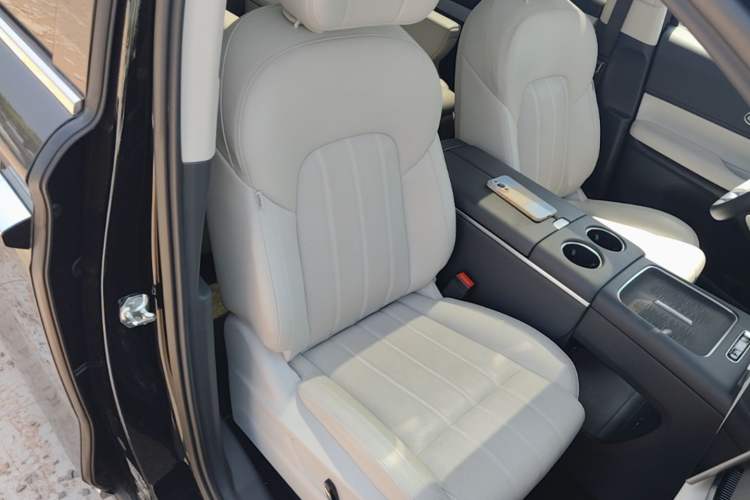 Used VOYAH Dream 2025 PHEV Four-Wheel Drive Prestige Kunpeng Edition Right Front Seat