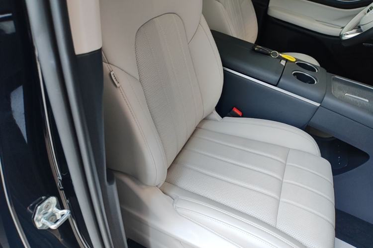 Used VOYAH Dream 2025 PHEV Four-Wheel Drive Excellence Kunpeng Edition Right Front Seat