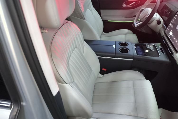 Used VOYAH Dream 2025 EV Four-Wheel-Drive Flagship Qiankun Version Right Front Seat