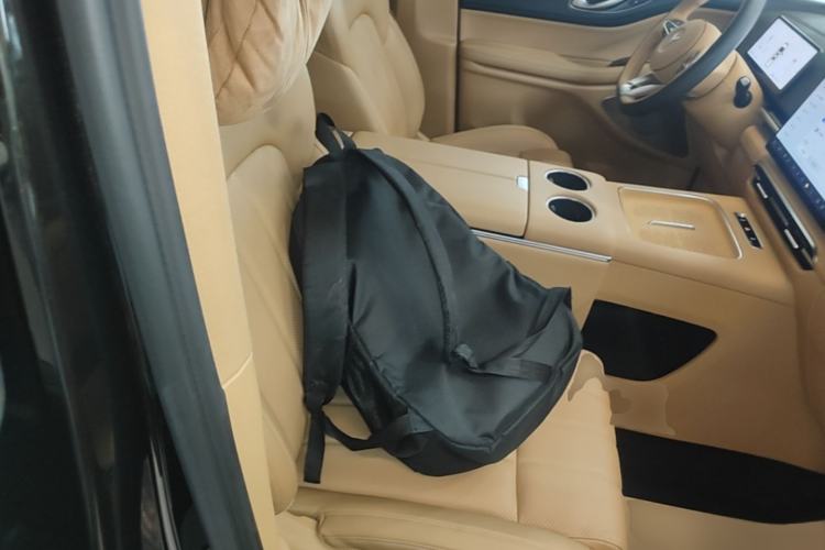 Used VOYAH Dream 2025 PHEV Four-Wheel Drive Prestige Kunpeng Edition Right Front Seat