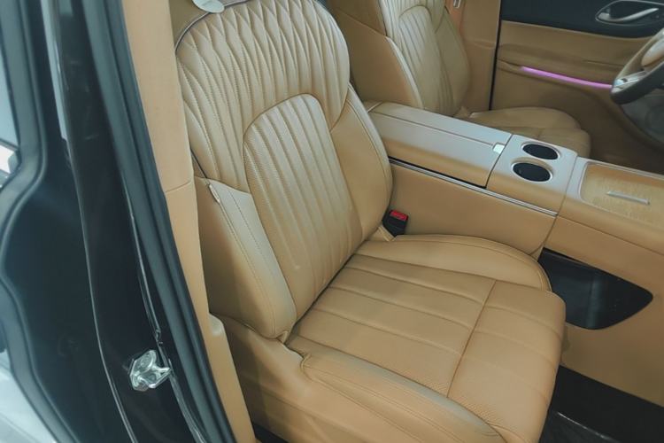 Used VOYAH Dream 2025 PHEV Four-Wheel-Drive Flagship Kunpeng Edition Right Front Seat