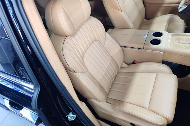 Used VOYAH Dream 2025 PHEV Four-Wheel-Drive Flagship Kunpeng Edition Right Front Seat