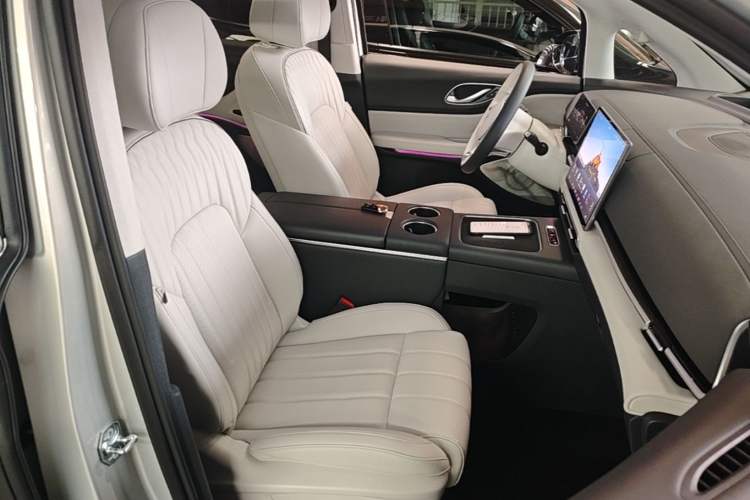 Used VOYAH Dream 2025 EV Four-Wheel-Drive Flagship Qiankun Version Right Front Seat