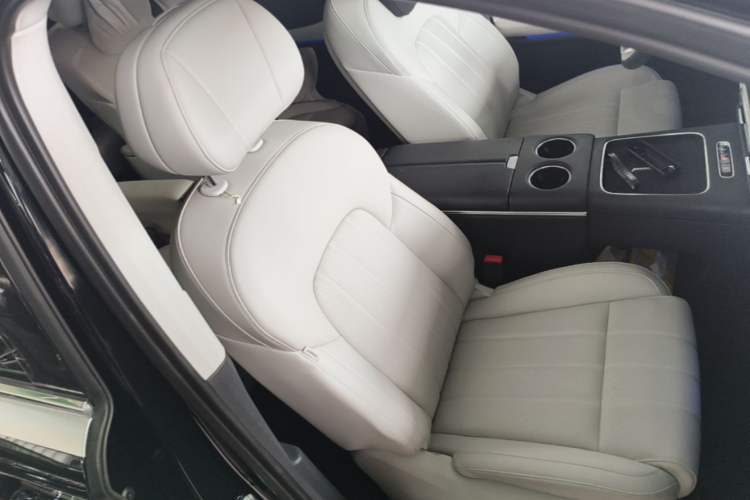 Used VOYAH Dream 2025 PHEV Four-Wheel Drive Prestige Kunpeng Edition Right Front Seat