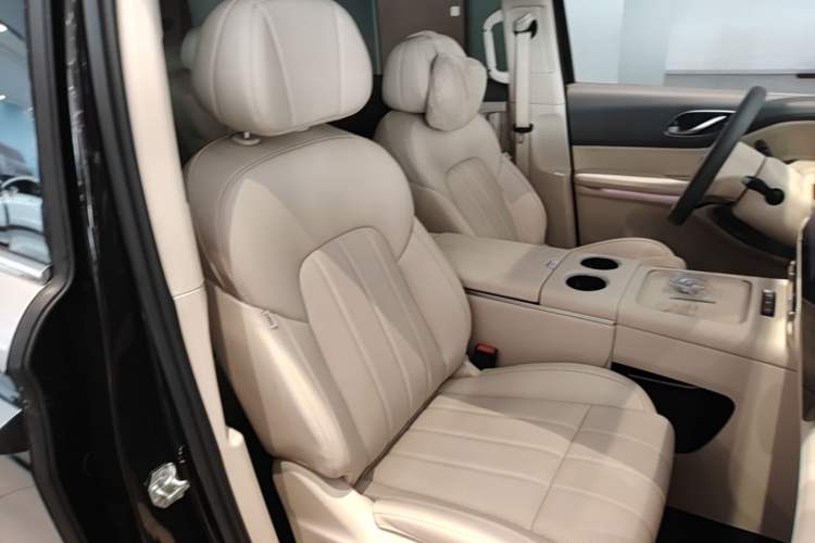 Used VOYAH Dream 2025 PHEV Four-Wheel Drive Prestige Kunpeng Edition Right Front Seat