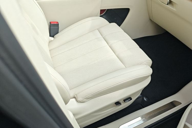 Used VOYAH Dream 2025 PHEV Four-Wheel Drive Prestige Kunpeng Edition Right Front Seat