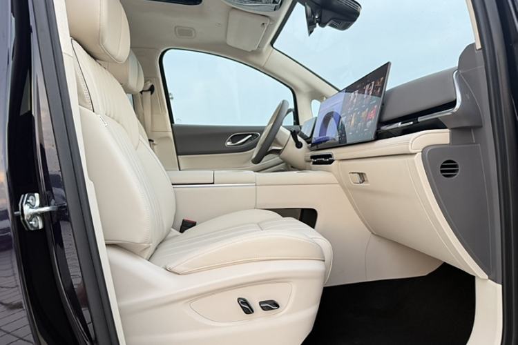 Used VOYAH Dream 2025 EV Four-Wheel Drive Flagship Kunpeng Edition Right Front Seat