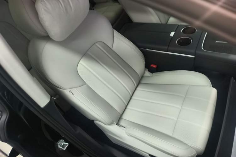 Used VOYAH Dream 2025 PHEV Four-Wheel Drive Prestige Kunpeng Edition Right Front Seat