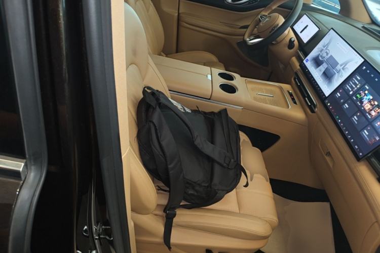 Used VOYAH Dream 2025 PHEV Four-Wheel Drive Prestige Kunpeng Edition Right Front Seat