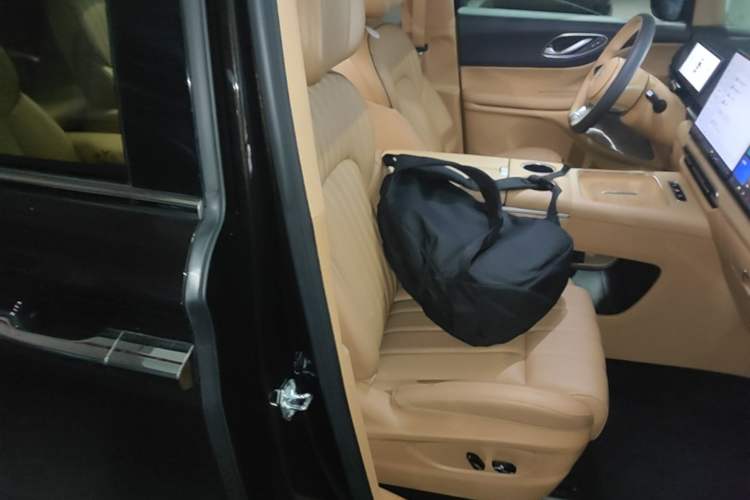 Used VOYAH Dream 2025 PHEV Four-Wheel-Drive Flagship Kunpeng Edition Right Front Seat