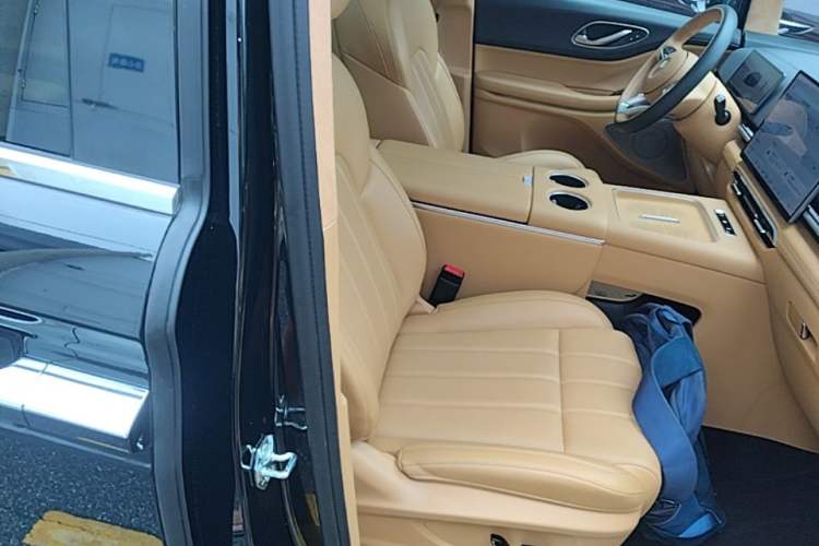Used VOYAH Dream 2025 PHEV Four-Wheel Drive Prestige Qiankun Edition Right Front Seat