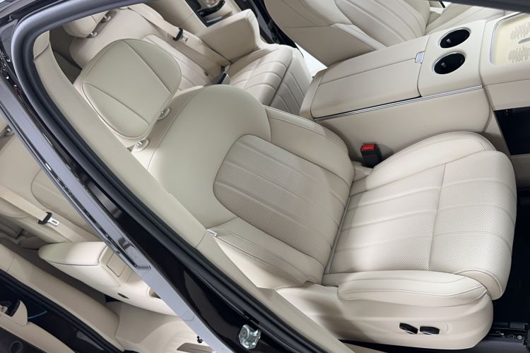 Used VOYAH Dream 2025 PHEV Four-Wheel Drive Prestige Kunpeng Edition Right Front Seat