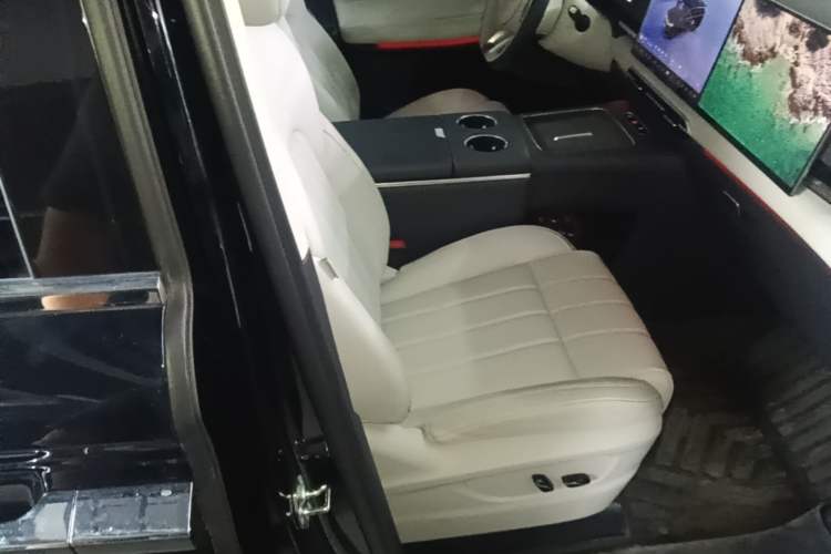 Used VOYAH Dream 2025 PHEV Four-Wheel Drive Prestige Kunpeng Edition Right Front Seat