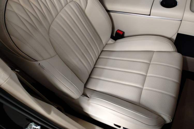 Used VOYAH Dream 2025 EV Four-Wheel Drive Flagship Kunpeng Edition Right Front Seat