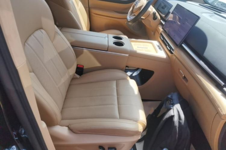 Used VOYAH Dream 2025 PHEV Four-Wheel Drive Prestige Qiankun Edition Right Front Seat