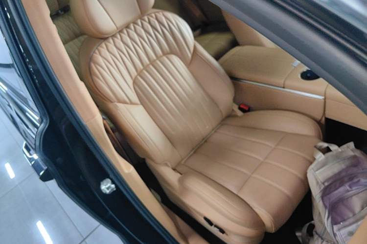 Used VOYAH Dream 2025 PHEV Four-Wheel-Drive Flagship Kunpeng Edition Right Front Seat