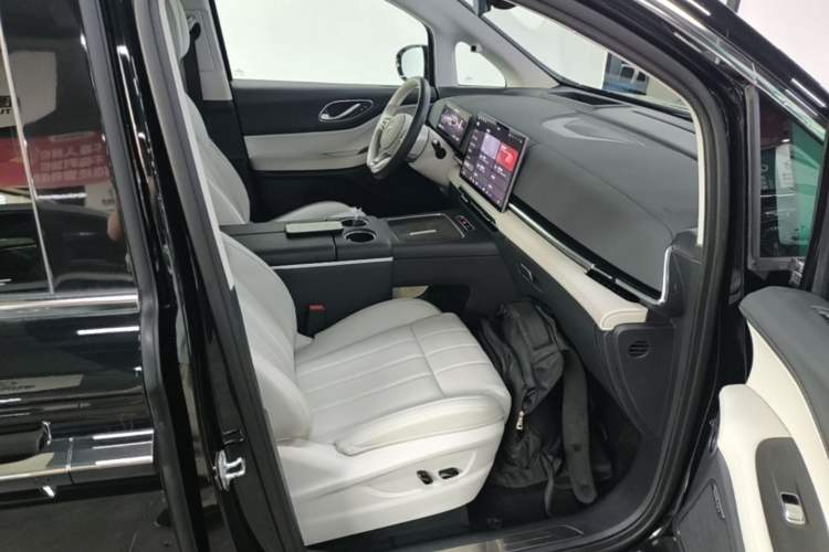 Used VOYAH Dream 2025 PHEV Four-Wheel Drive Excellence Qiankun Edition Right Front Seat