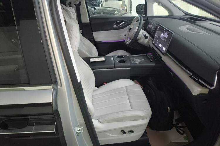 Used VOYAH Dream 2025 EV Four-Wheel-Drive Flagship Qiankun Version Right Front Seat