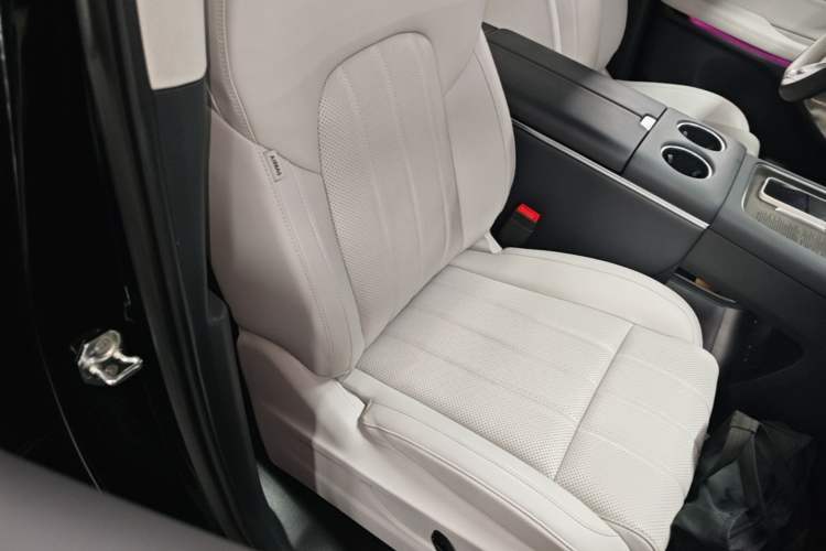 Used VOYAH Dream 2025 PHEV Four-Wheel Drive Prestige Kunpeng Edition Right Front Seat
