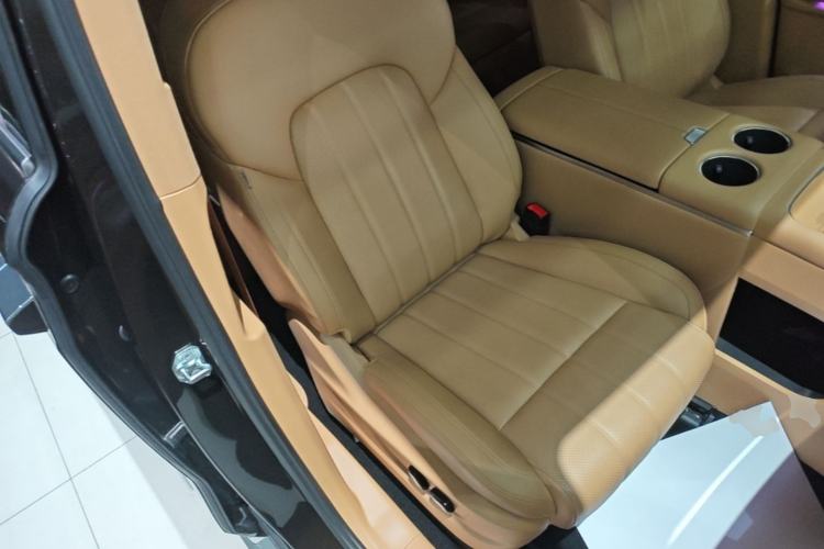Used VOYAH Dream 2025 PHEV Four-Wheel Drive Prestige Kunpeng Edition Right Front Seat