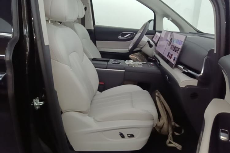 Used VOYAH Dream 2025 PHEV Four-Wheel Drive Prestige Kunpeng Edition Right Front Seat