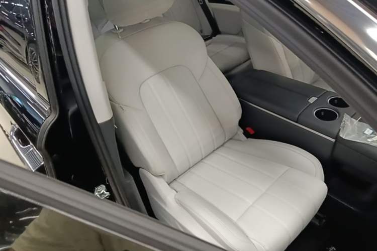Used VOYAH Dream 2025 PHEV Four-Wheel Drive Prestige Qiankun Edition Right Front Seat