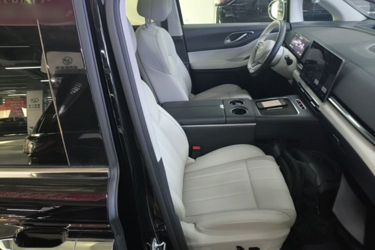 Used VOYAH Dream 2025 PHEV Four-Wheel Drive Excellence Qiankun Edition Right Front Seat