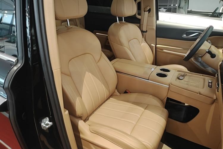Used VOYAH Dream 2025 PHEV Four-Wheel Drive Prestige Kunpeng Edition Right Front Seat