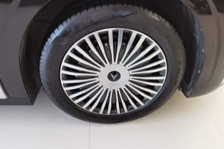 Used VOYAH Dream 2025 PHEV Four-Wheel-Drive Flagship Version – Qiankun Edition Right Front Wheel Hub