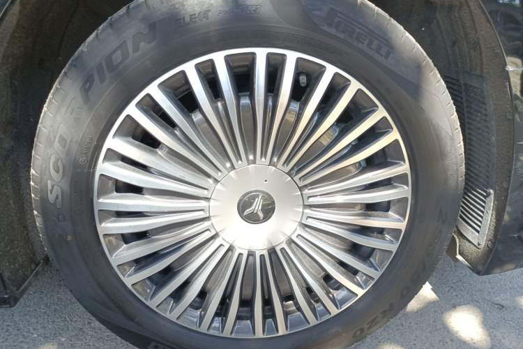Used VOYAH Dream 2025 PHEV Four-Wheel Drive Prestige Qiankun Edition Right Front Wheel Hub