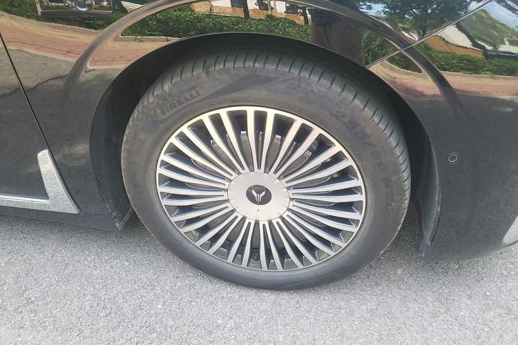 Used VOYAH Dream 2025 PHEV Four-Wheel-Drive Flagship Version – Qiankun Edition Right Front Wheel Hub