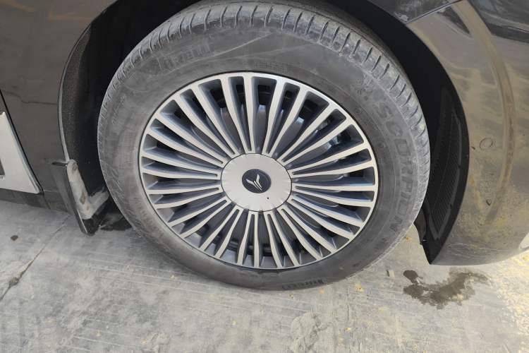 Used VOYAH Dream 2025 PHEV Four-Wheel-Drive Flagship Version – Qiankun Edition Right Front Wheel Hub