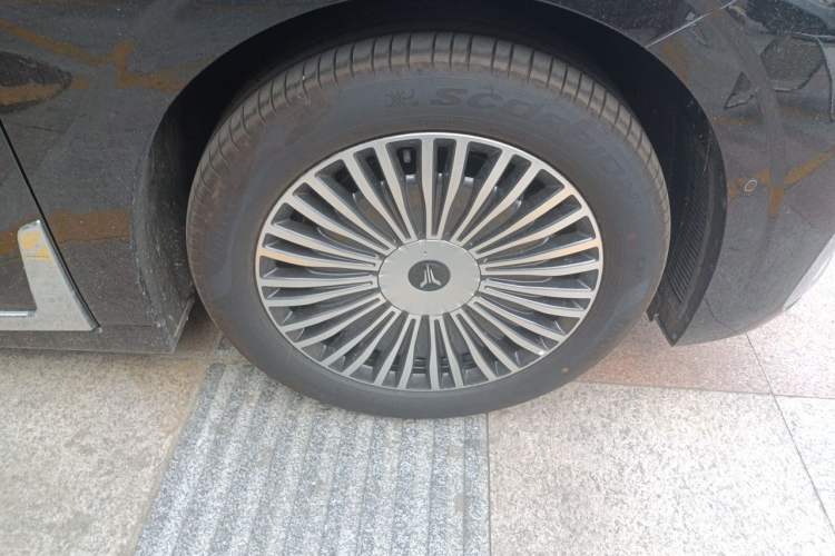 Used VOYAH Dream 2025 PHEV Four-Wheel Drive Prestige Kunpeng Edition Right Front Wheel Hub