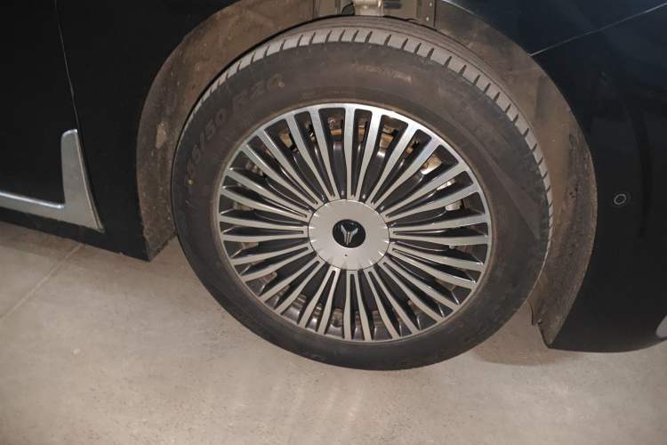 Used VOYAH Dream 2025 PHEV Four-Wheel Drive Prestige Kunpeng Edition Right Front Wheel Hub