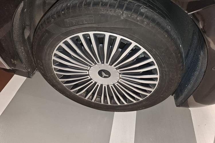 Used VOYAH Dream 2025 PHEV Four-Wheel Drive Excellence Kunpeng Edition Right Front Wheel Hub