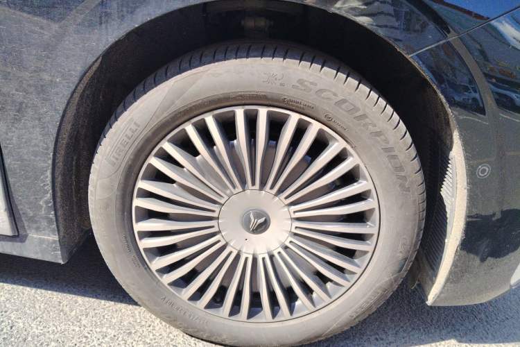 Used VOYAH Dream 2025 PHEV Four-Wheel Drive Prestige Kunpeng Edition Right Front Wheel Hub