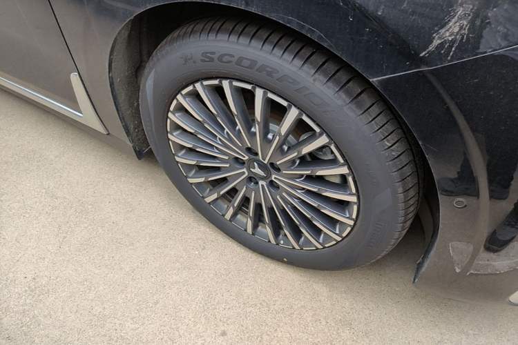 Used VOYAH Dream 2025 PHEV Four-Wheel-Drive Flagship Version – Qiankun Edition Right Front Wheel Hub