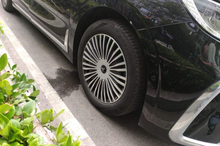 Used VOYAH Dream 2025 PHEV Four-Wheel Drive Excellence Qiankun Edition Right Front Wheel Hub