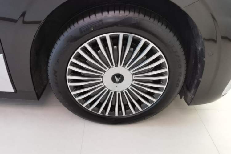 Used VOYAH Dream 2025 PHEV Four-Wheel Drive Prestige Qiankun Edition Right Front Wheel Hub