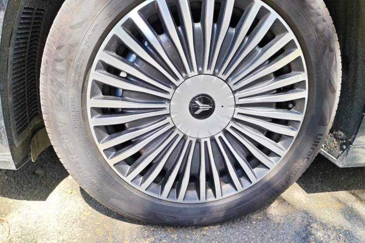 Used VOYAH Dream 2025 PHEV Four-Wheel Drive Excellence Kunpeng Edition Right Front Wheel Hub