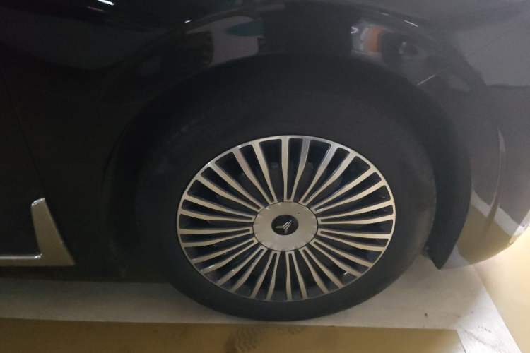 Used VOYAH Dream 2025 PHEV Four-Wheel Drive Prestige Kunpeng Edition Right Front Wheel Hub