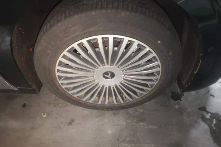 Used VOYAH Dream 2025 PHEV Four-Wheel Drive Excellence Kunpeng Edition Right Front Wheel Hub