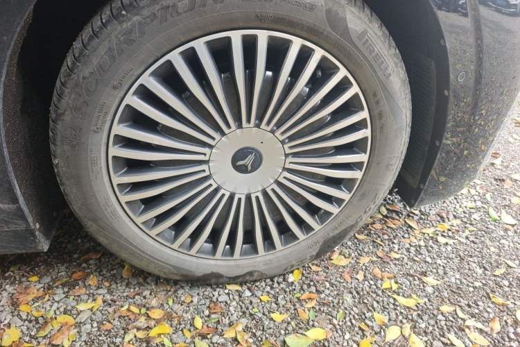 Used VOYAH Dream 2025 PHEV Four-Wheel-Drive Flagship Kunpeng Edition Right Front Wheel Hub