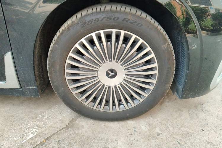 Used VOYAH Dream 2025 PHEV Four-Wheel Drive Excellence Kunpeng Edition Right Front Wheel Hub