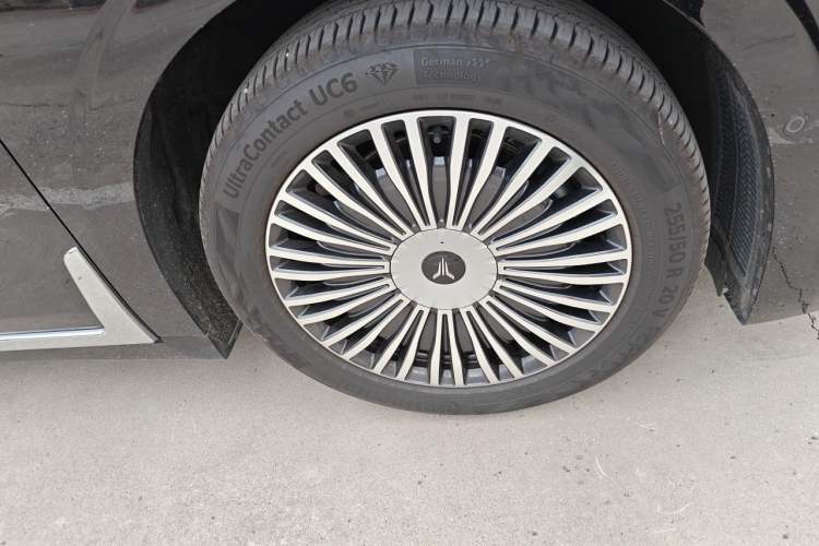 Used VOYAH Dream 2025 PHEV Four-Wheel Drive Prestige Kunpeng Edition Right Front Wheel Hub